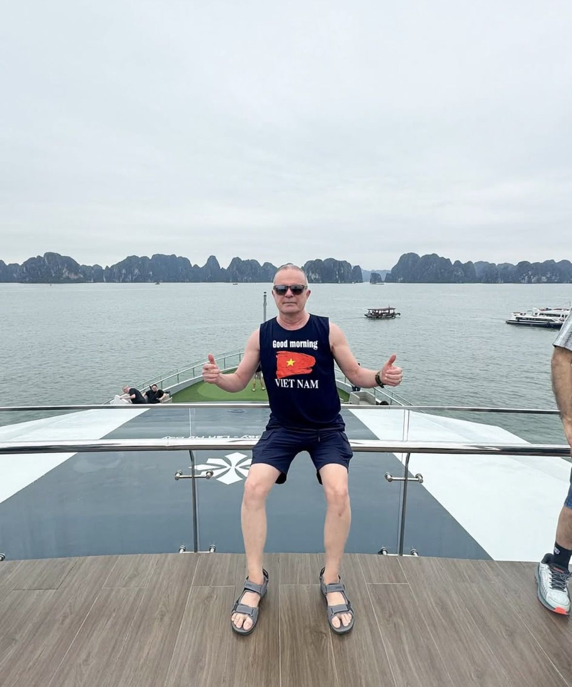 Ha Long Bay Cruise: Caves, Kayaking & Swimming (Standard/Luxury)